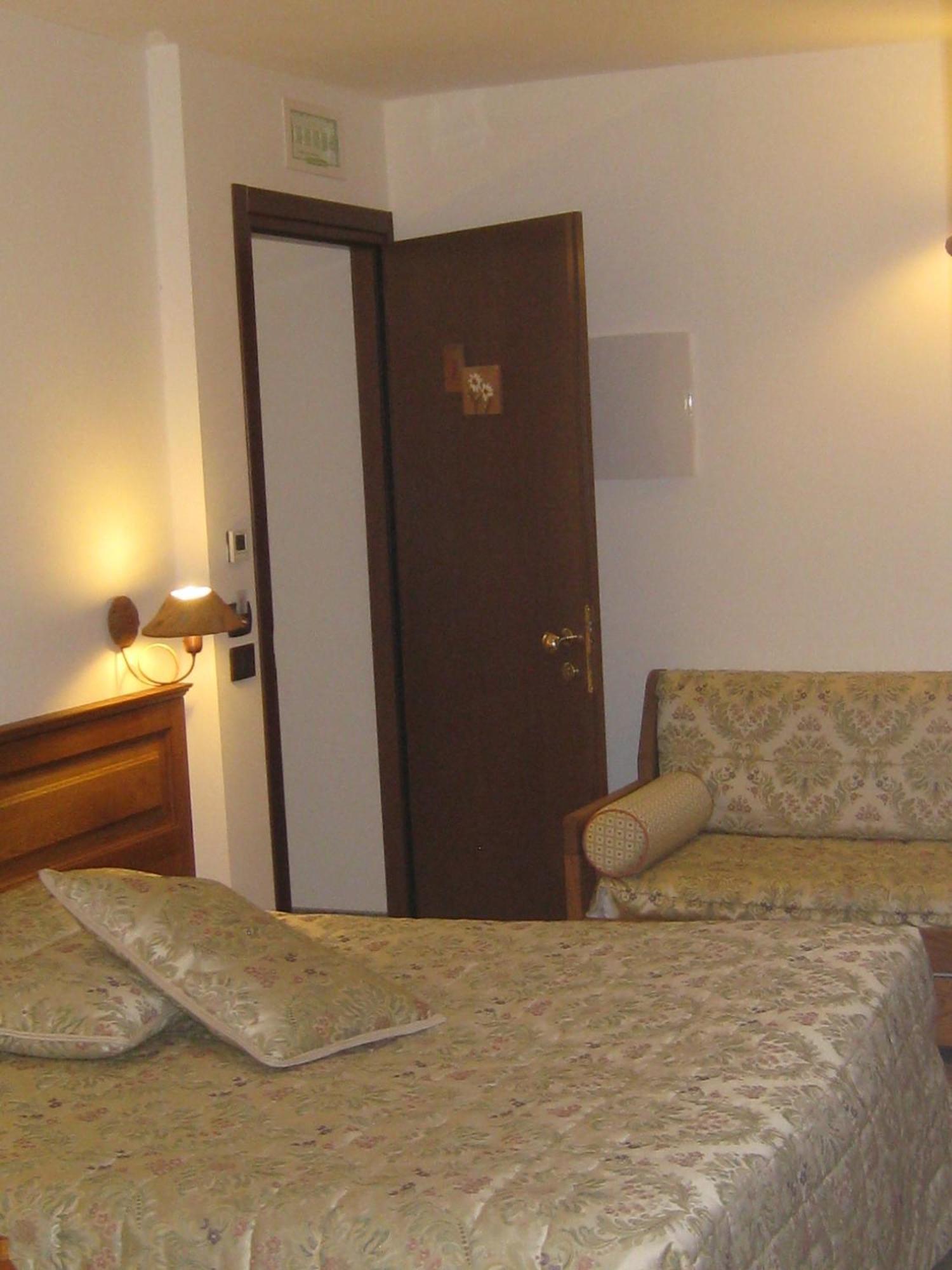 Hotel Villa Plinia ปราเจลาโต ภายนอก รูปภาพ